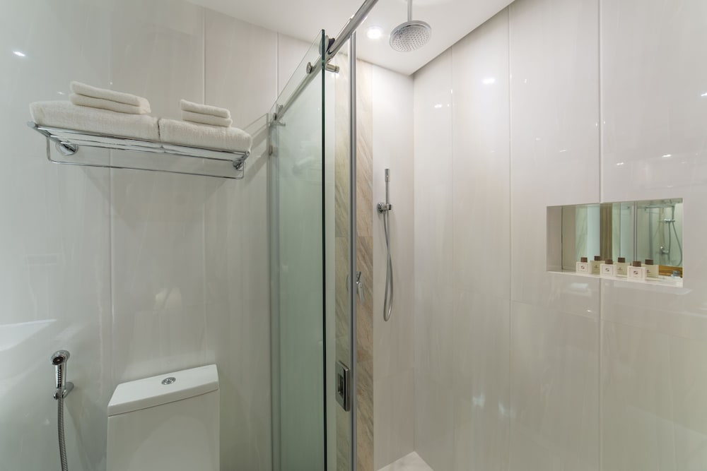 Super Deluxe Room with Balcony & Free Return Airport Transfer - Photo 7