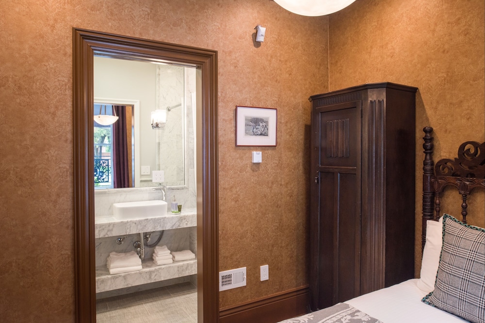 Tiny Double - Street Level Room