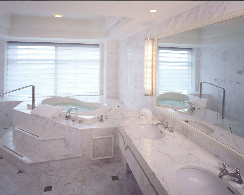 Plaza Suite Twin Room (2 Semi-Double Beds), Non Smoking (70 sqm) photo 2