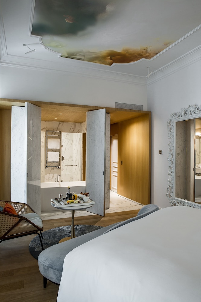 Premium Room, 1 King Bed (Luxury) thumbnail 5