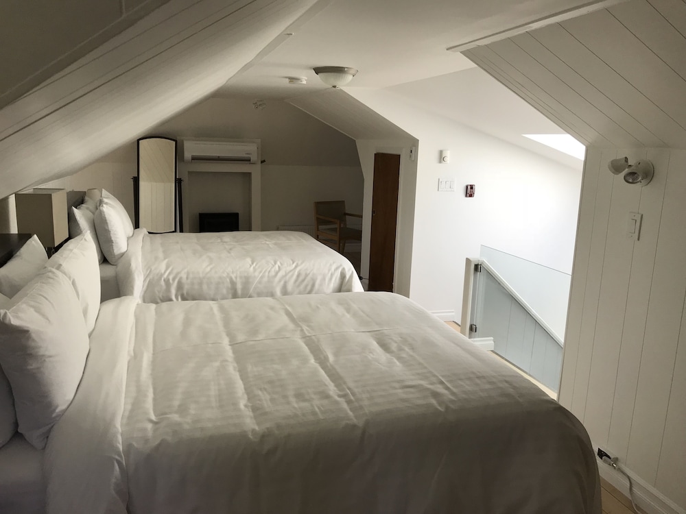 Suite, 2 Queen Beds, Ensuite (Loft) photo 1
