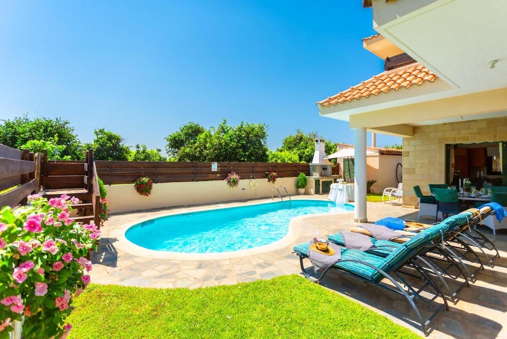Villa photo 3