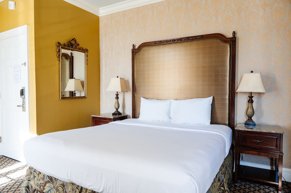 King Room with Balcony (24/7 Front Desk) - Photo 8