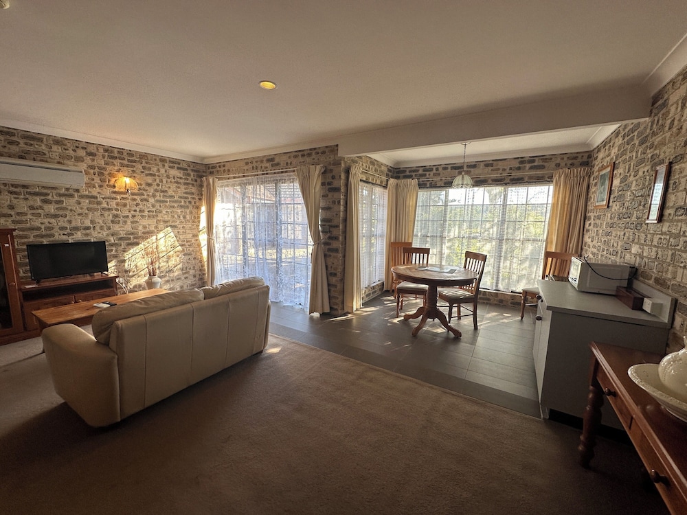 Honeymoon Studio Suite photo 3