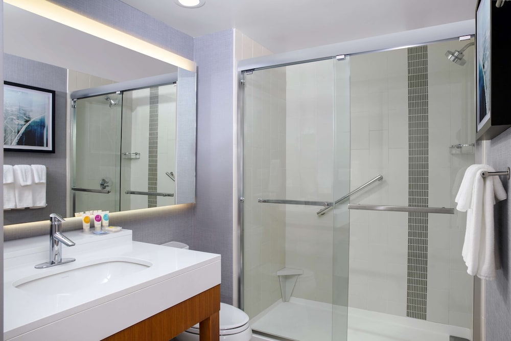 Suite, 1 King Bed with Sofa bed, Accessible, Bathtub - Photo 1