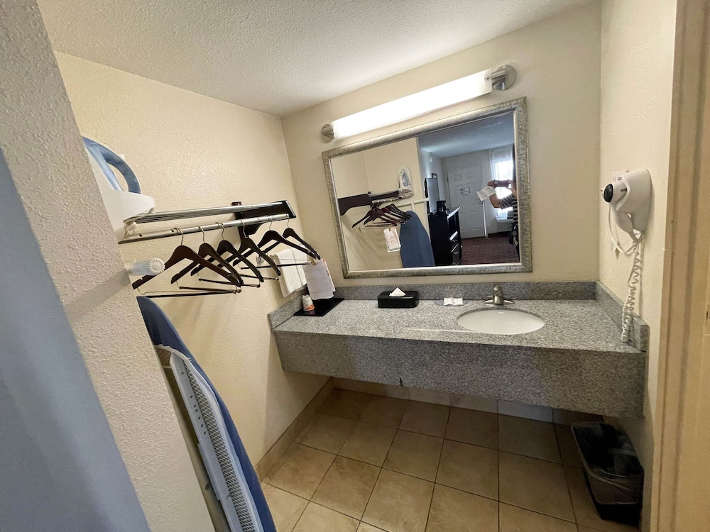 Business Room, 1 King Bed, Non Smoking, Refrigerator & Microwave photo 1