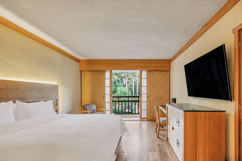 Deluxe Room, 1 King Bed, Pool View - Photo 3