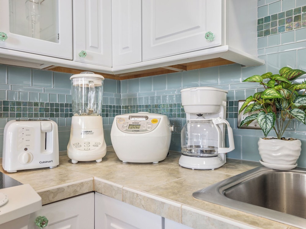 Premium Remodeled Condo with Ocean View and Parking: Premium Condo, 1 Bedroom, Air conditioning, Ocean View (0114) photo