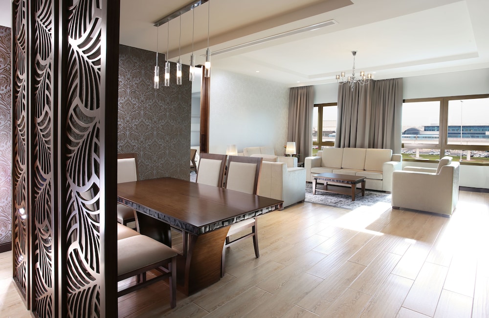 Ambassador Suite - Complimentary Shuttle Bus to Beach & Mall of the Emirates photo 3