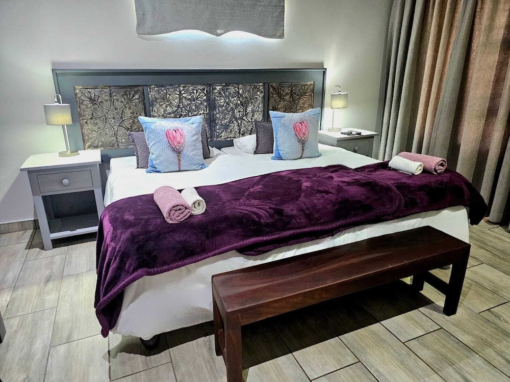Superior Room, 1 King Bed photo 3