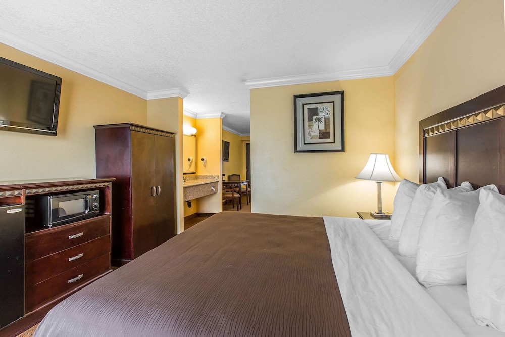 Suite, 1 Queen Bed with Sofa bed, Non Smoking - Photo 7