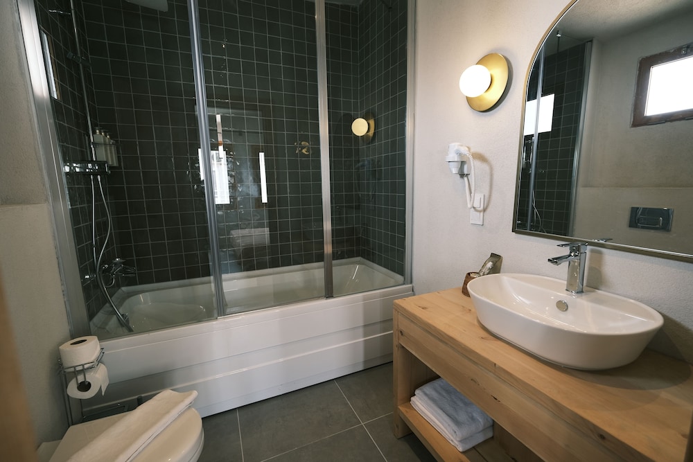 Deluxe Double Room, 1 Queen Bed, Bathtub - Photo 3