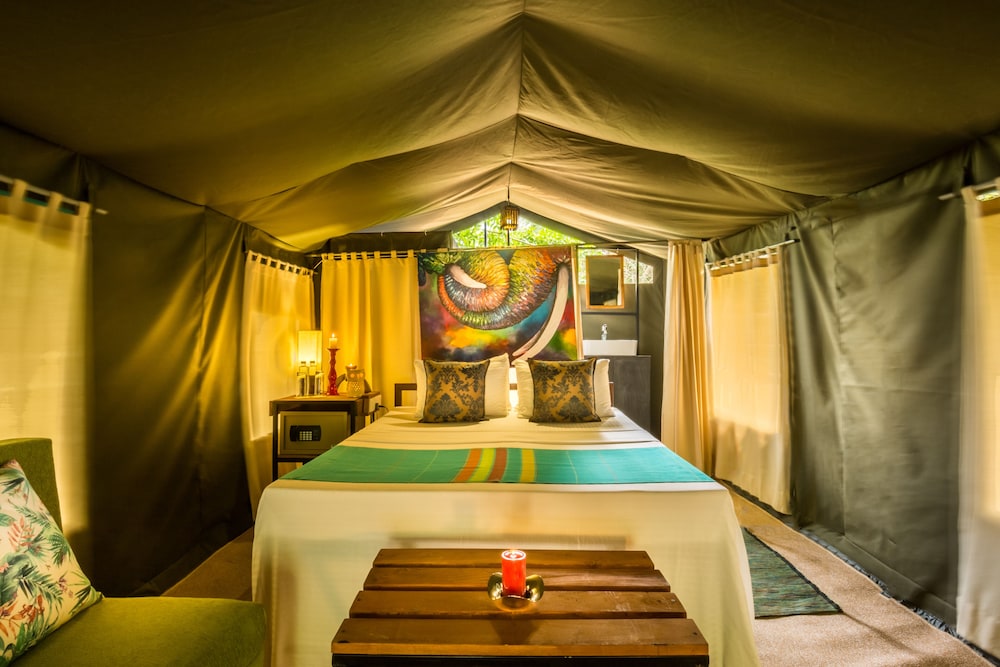 Glamping suite bordering Udawalawe with bush walk photo 1