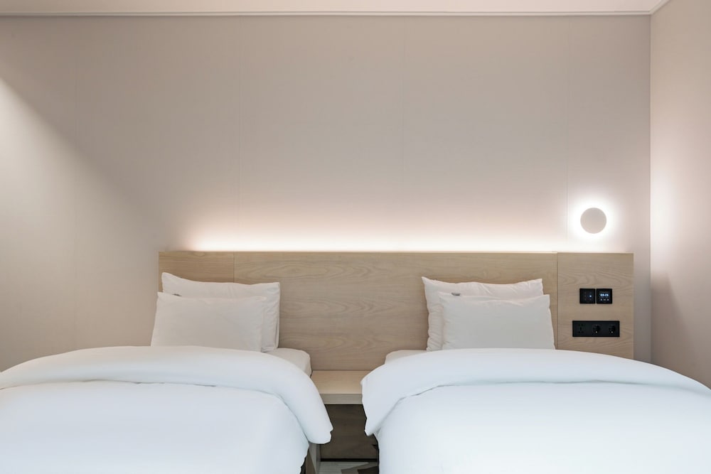 Business Twin Room - Photo 1