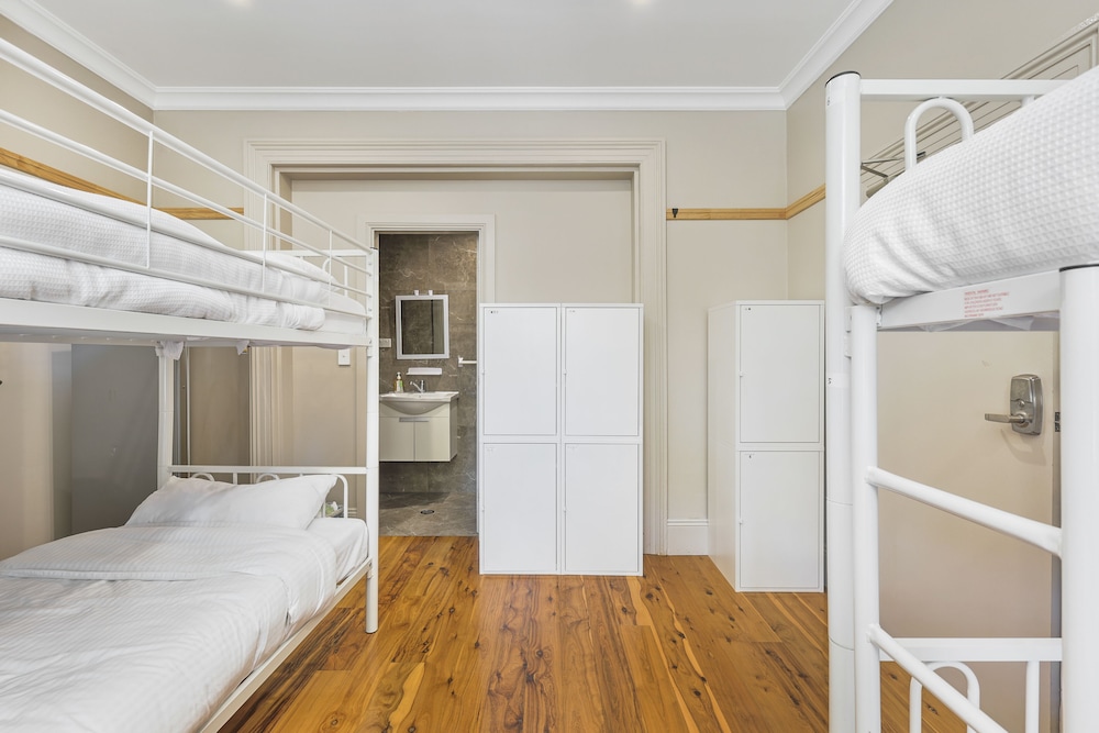 Mixed 6 Beds with Private Bathroom photo 3