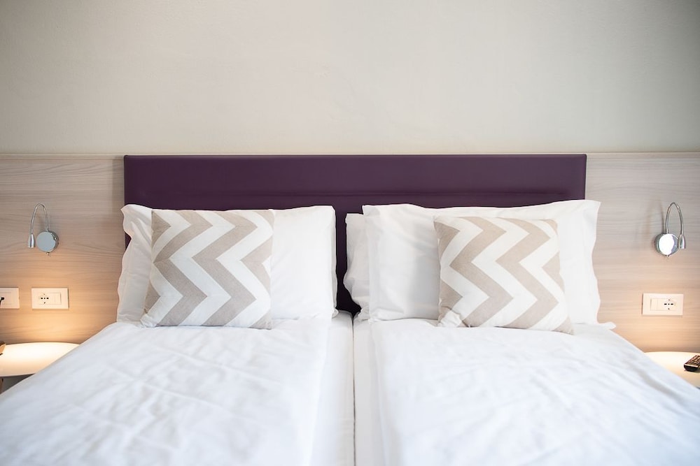 Standard Twin Room - Photo 1