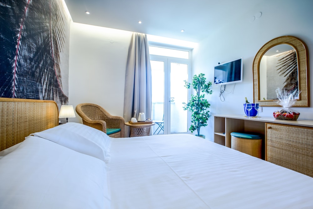 Superior Double Room, Balcony, Partial Sea View photo 1