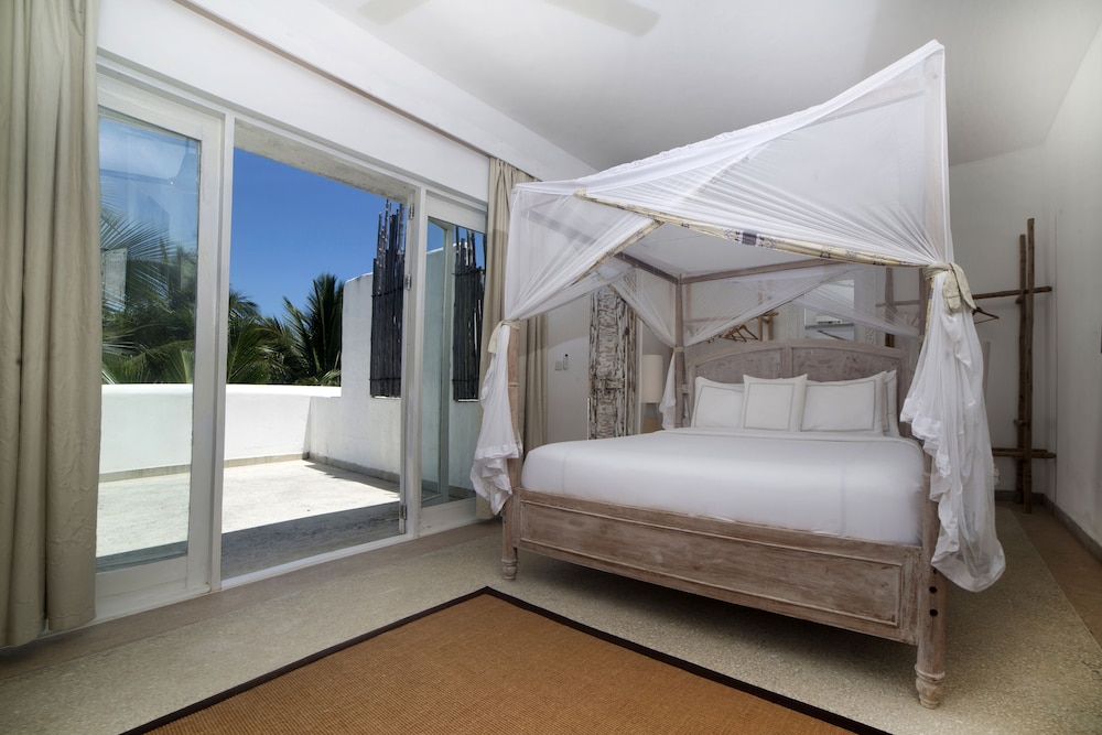 Ambassador 2 bedroom Villa, Private pool Ocean Front photo 3