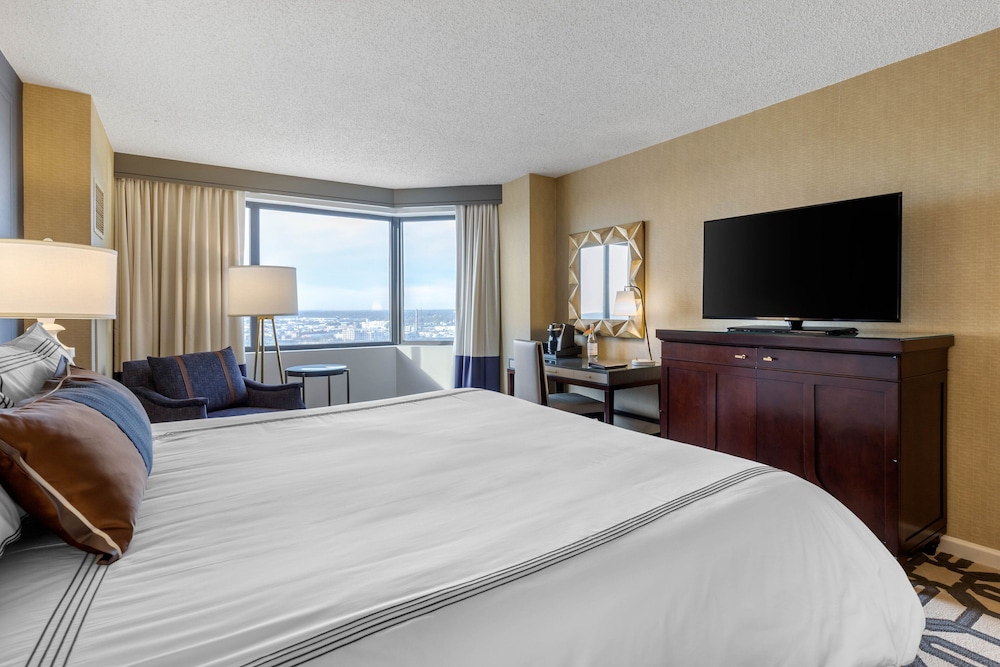 Premium Room, 1 King Bed (Luxury) photo 2