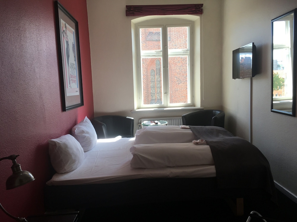 Economy Double Room (Bed 140cm) photo 2
