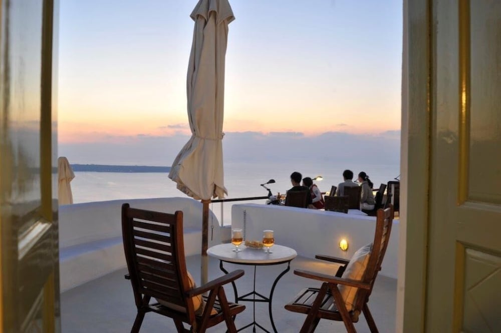 Junior Suite (Caldera View) - Photo 12