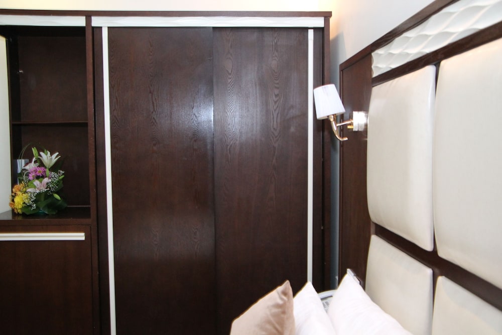 Standard Room, 1 Queen Bed photo 2