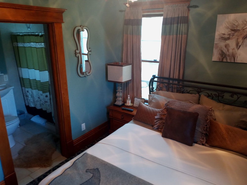 Standard Room, 1 Queen Bed photo 3