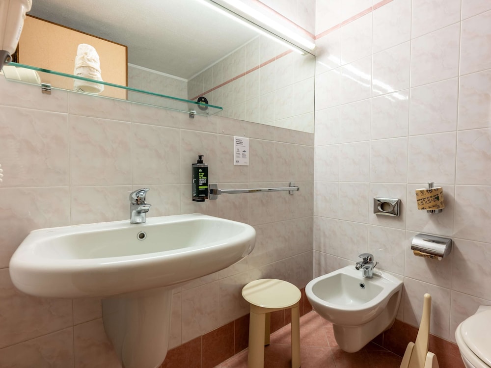 Standard Triple Room, 3 Twin Beds - Photo 8