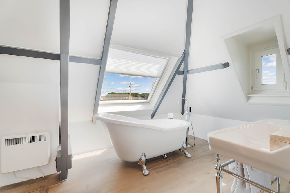 Tower suite photo 2