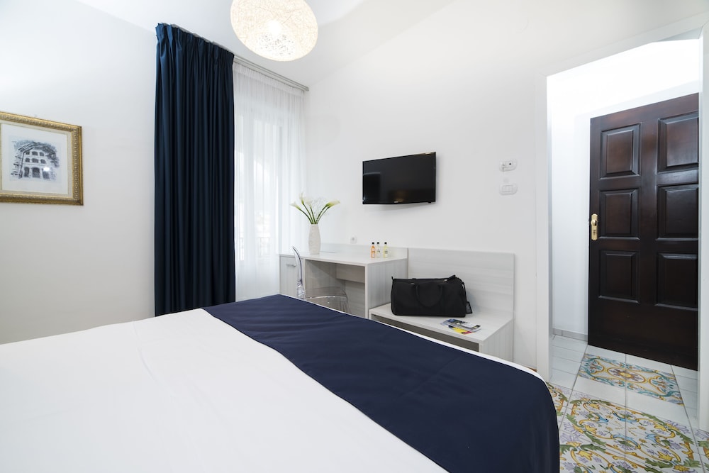 Deluxe Room, Partial Sea View - Photo 3