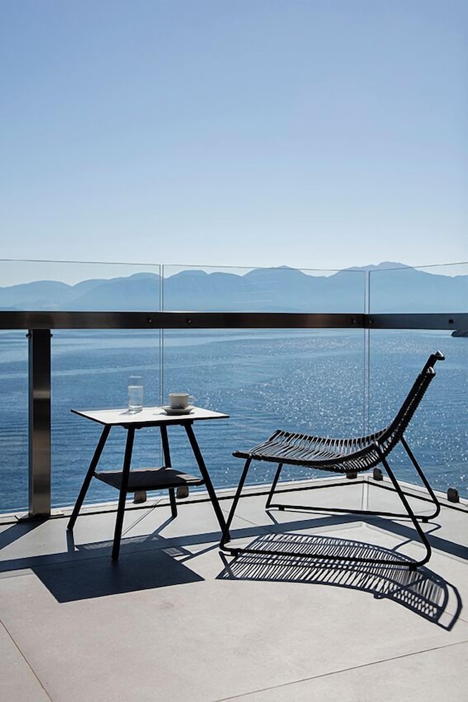 Deep Blue Bungalow Suite, Waterfront