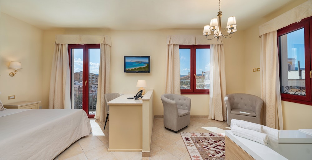 Suite, 1 King Bed, Hot Tub, City View photo 2