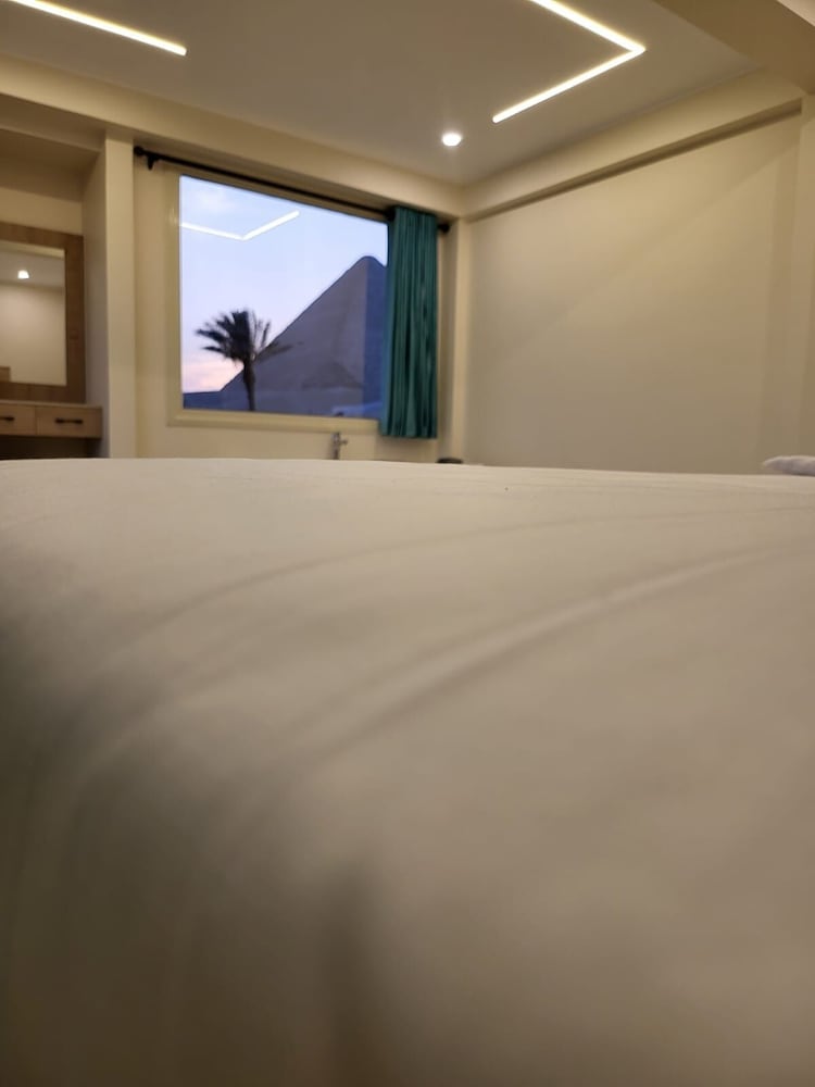 Executive Suite Panoramic Front Pyramids & Sphinx view photo 1