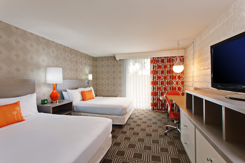 Deluxe Room, 2 Queen Beds (Deluxe 2 Queen Beds Accessible)