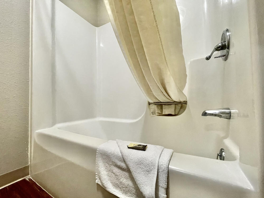 Exclusive Room, 2 Queen Beds, Non Smoking, Refrigerator & Microwave - Photo 6