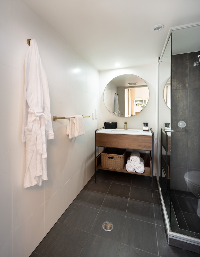 Hotel Deluxe Room - Photo 7