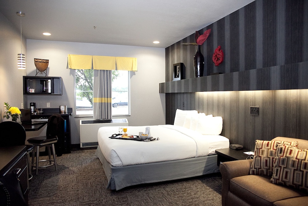 Room, 1 King Bed with Sofa bed - Photo 2