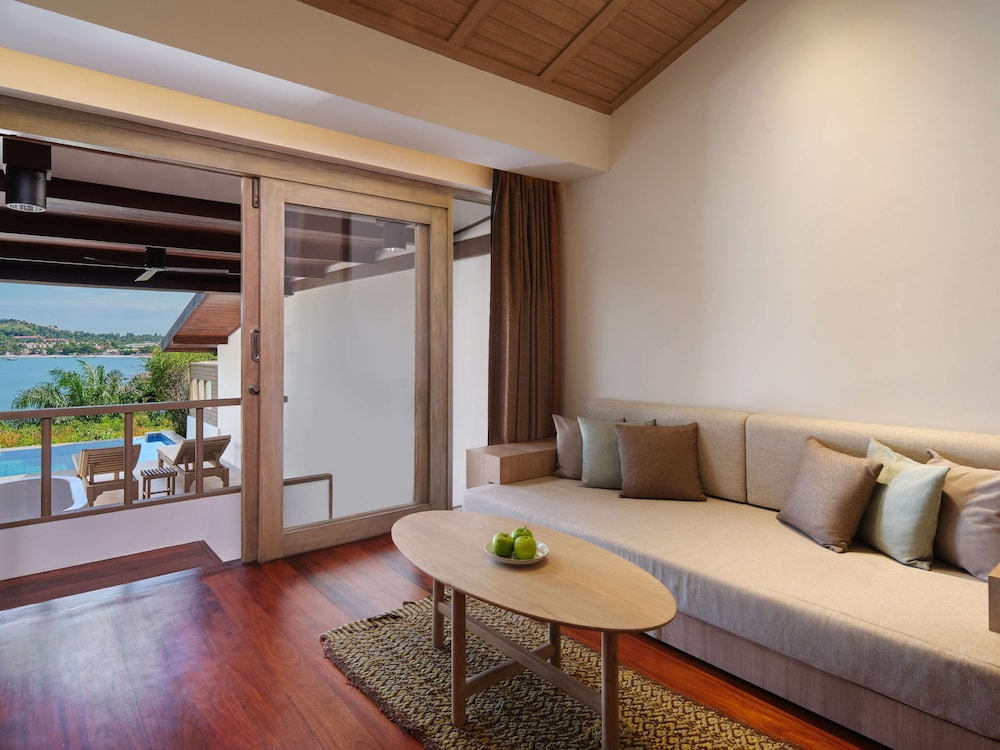 Seaview Hillside Pool Suite thumbnail 6