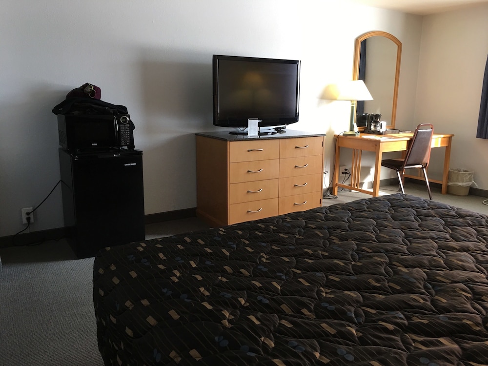 Deluxe Room, 1 King Bed, Refrigerator & Microwave photo 2