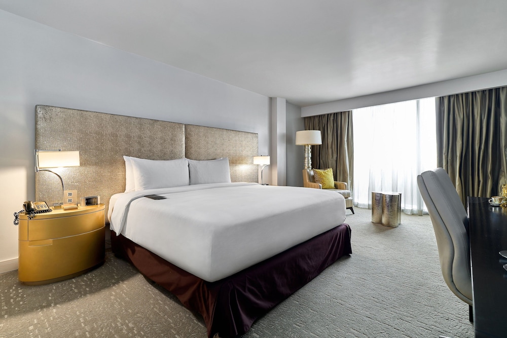 Suite, 1 King Bed - Photo 1