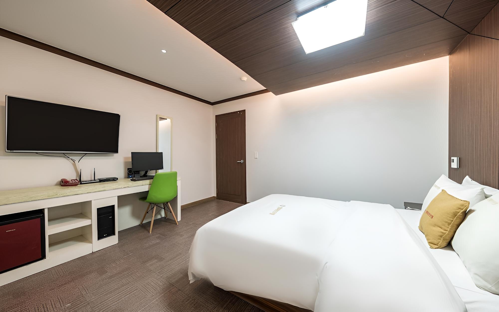 Room (Standard Room - Air Purifier (Netflix) - Photo 25