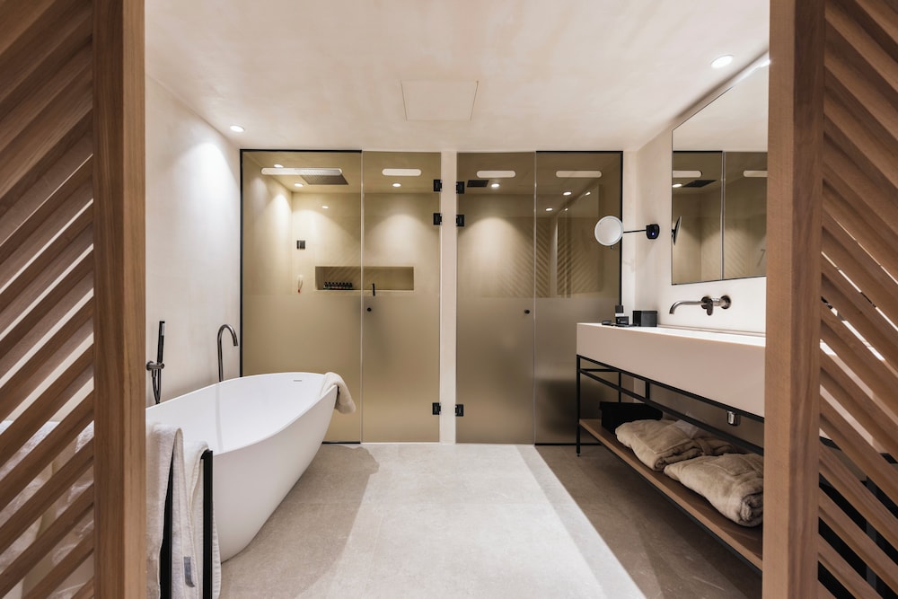 Executive Suite with Mountain View photo 3