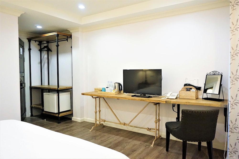 Deluxe Double Room, 1 King Bed, Non Smoking photo 3