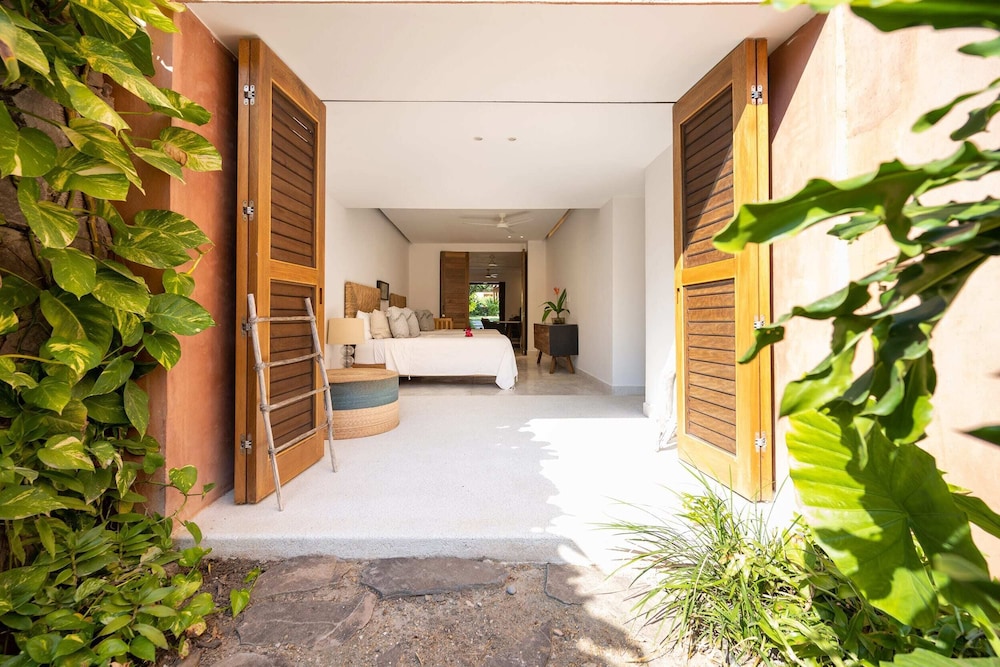 Deluxe Room, 1 King Bed, Garden View photo 3