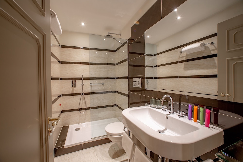 Deluxe Double Room thumbnail 5