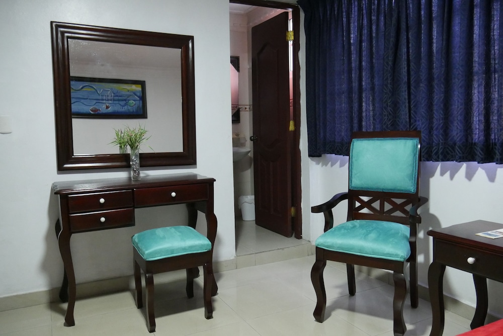 Standard Room, 1 Queen Bed photo 3