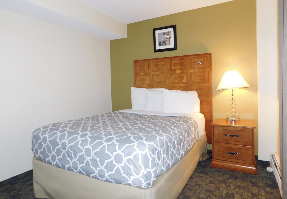 Suite, 2 Bedrooms, Non Smoking - Photo 2