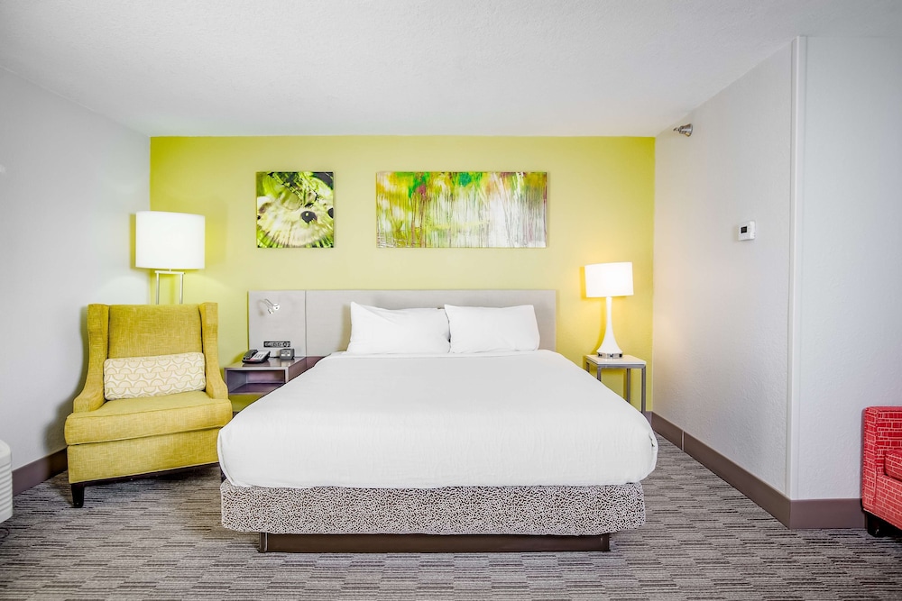 Deluxe Room, 1 King Bed, Beach View (Partial) photo 3