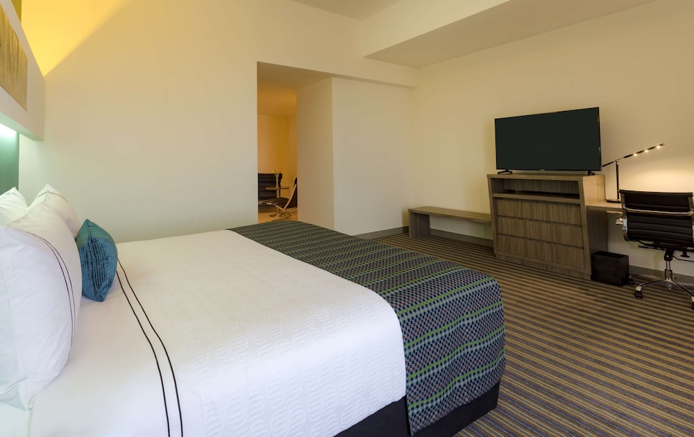 Junior Suite, 1 King Bed - Photo 1