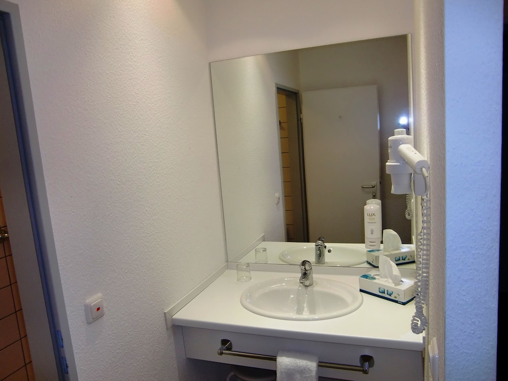 Standard Room, 2 Twin Beds photo 2